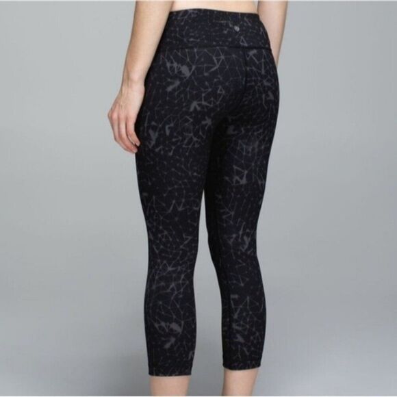 Lululemon Wunder Under Crop Hi-Rise in the Crackled Ice Black/White print size 4 - Picture 2 of 11
